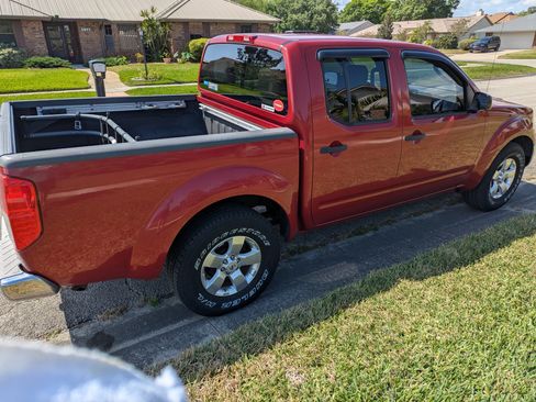 Used 2010 Nissan Frontier SE image 2
