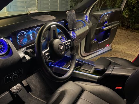 Used 2022 Mercedes-Benz GLB 250 250 Sport Utility 4D image 15