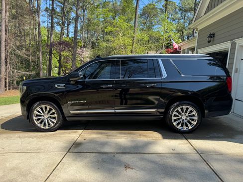 Used 2021 GMC Yukon XL Denali w/ Denali Premium Package AWD/4WD image 11