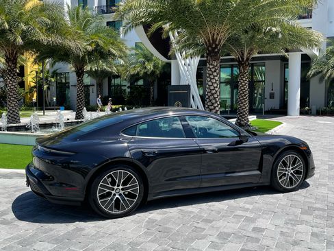 Used 2022 Porsche Taycan image 4