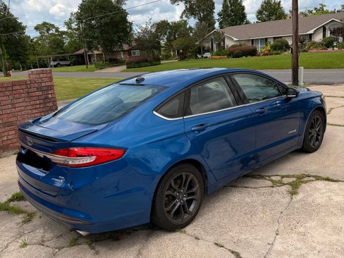 Used 2018 Ford Fusion SE w/ Equipment Group 601A FWD image 2