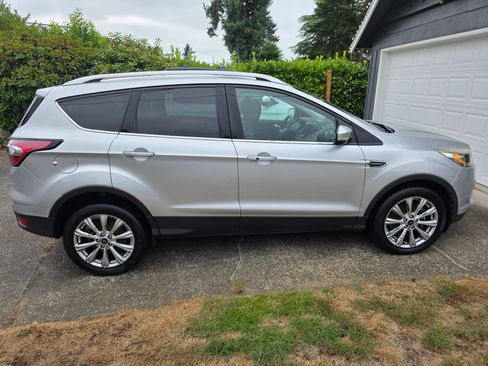 Used 2017 Ford Escape Titanium image 5