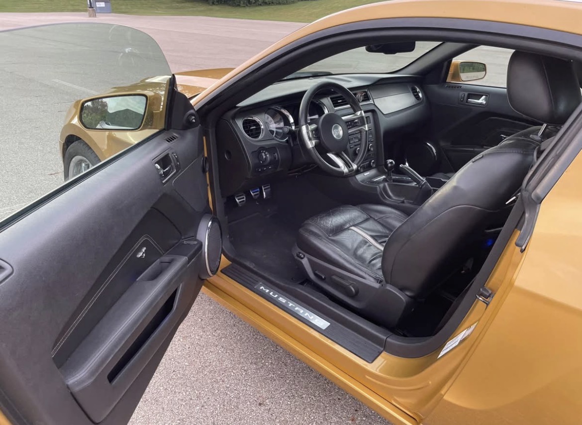 Used 2010 Ford Mustang GT RWD image 9