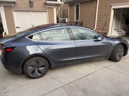 Used 2018 Tesla Model 3 Mid Range image 1