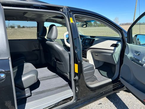 Used 2014 Toyota Sienna SE w/ SE Premium Package w/Entune image 5