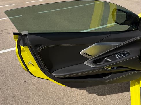 Used 2021 Chevrolet Corvette Stingray Premium Cpe w/ Z51 Performance Package image 17