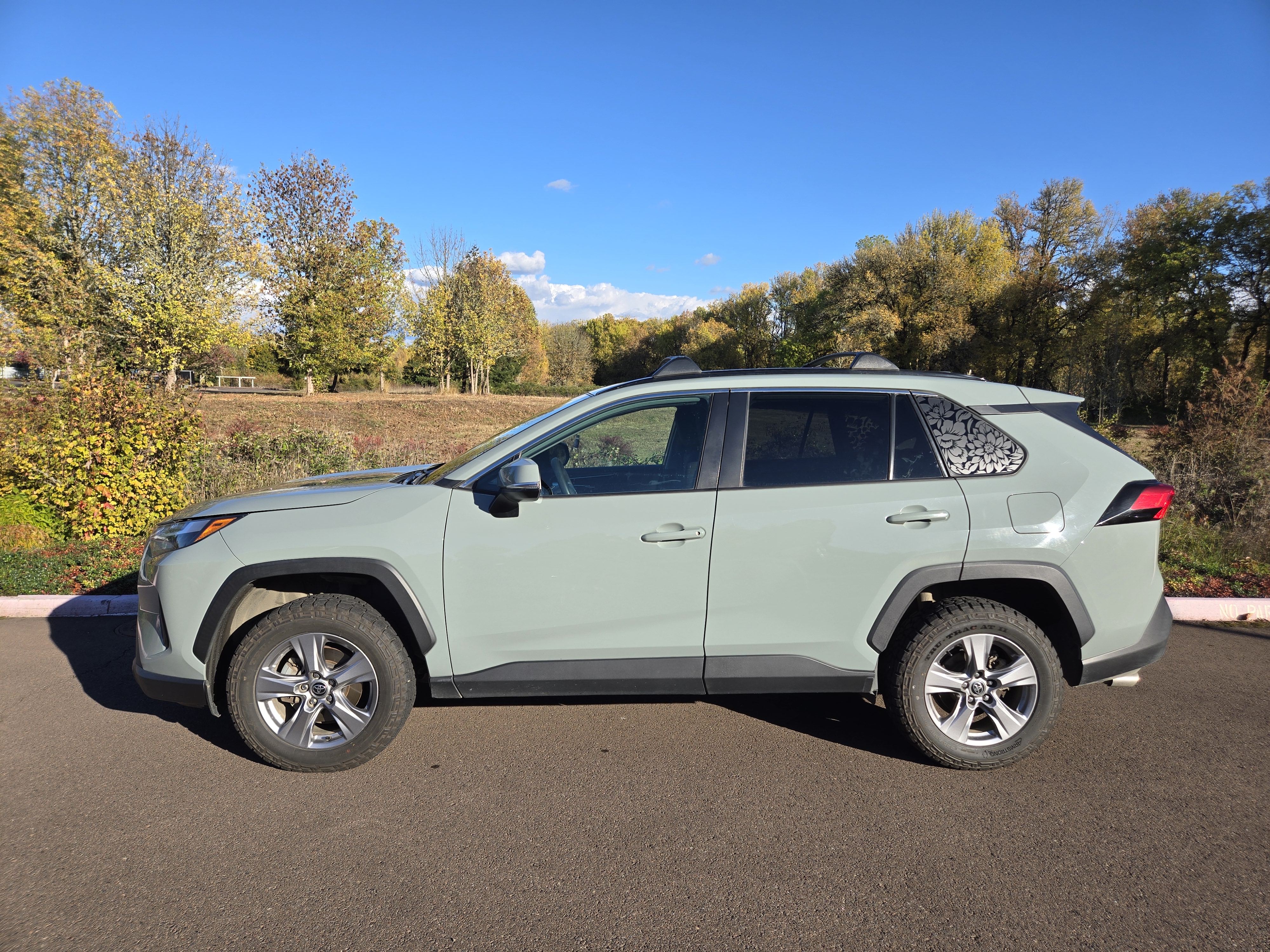 Used 2022 Toyota RAV4 XLE AWD/4WD image 2