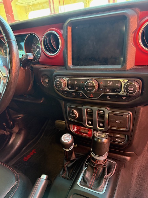 Used 2023 Jeep Wrangler Rubicon w/ Cold Weather Group AWD/4WD image 12