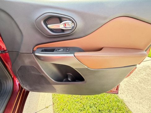 Used 2019 Jeep Cherokee Overland w/ Technology Group image 17