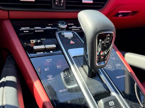 Used 2023 Porsche Cayenne Platinum Edition image 18