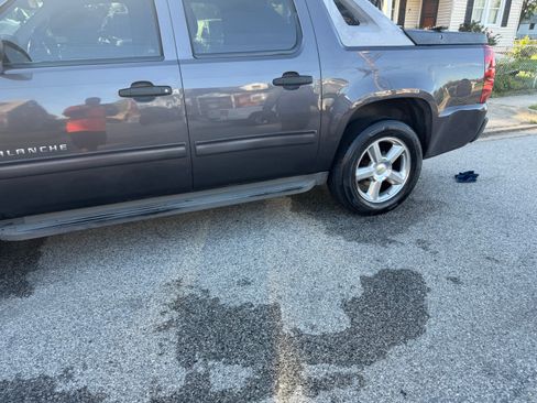 Used 2010 Chevrolet Avalanche LS RWD image 10