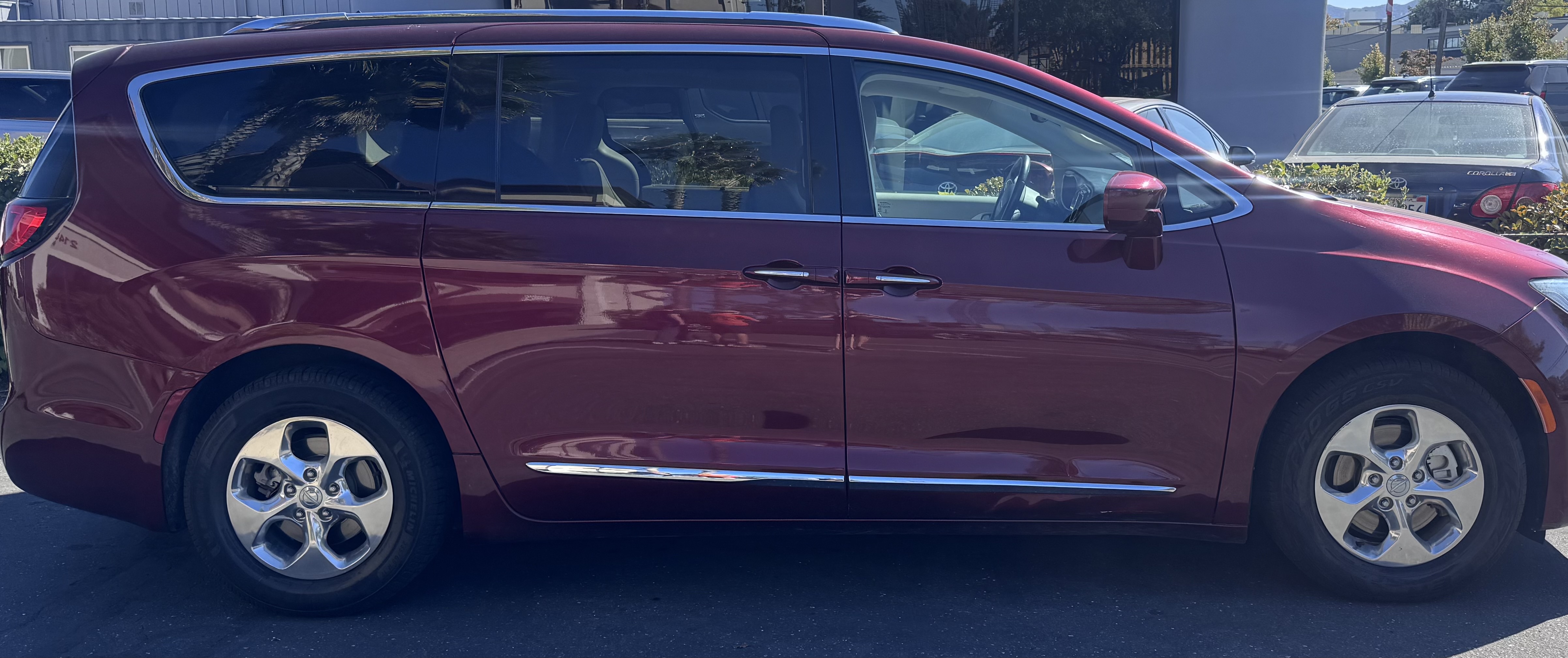 Used 2018 Chrysler Pacifica Touring-L FWD image 1