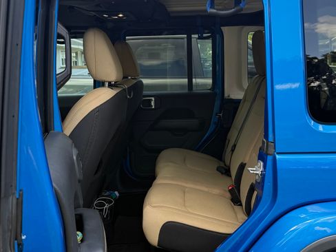 Used 2021 Jeep Wrangler Unlimited Sahara AWD/4WD image 4