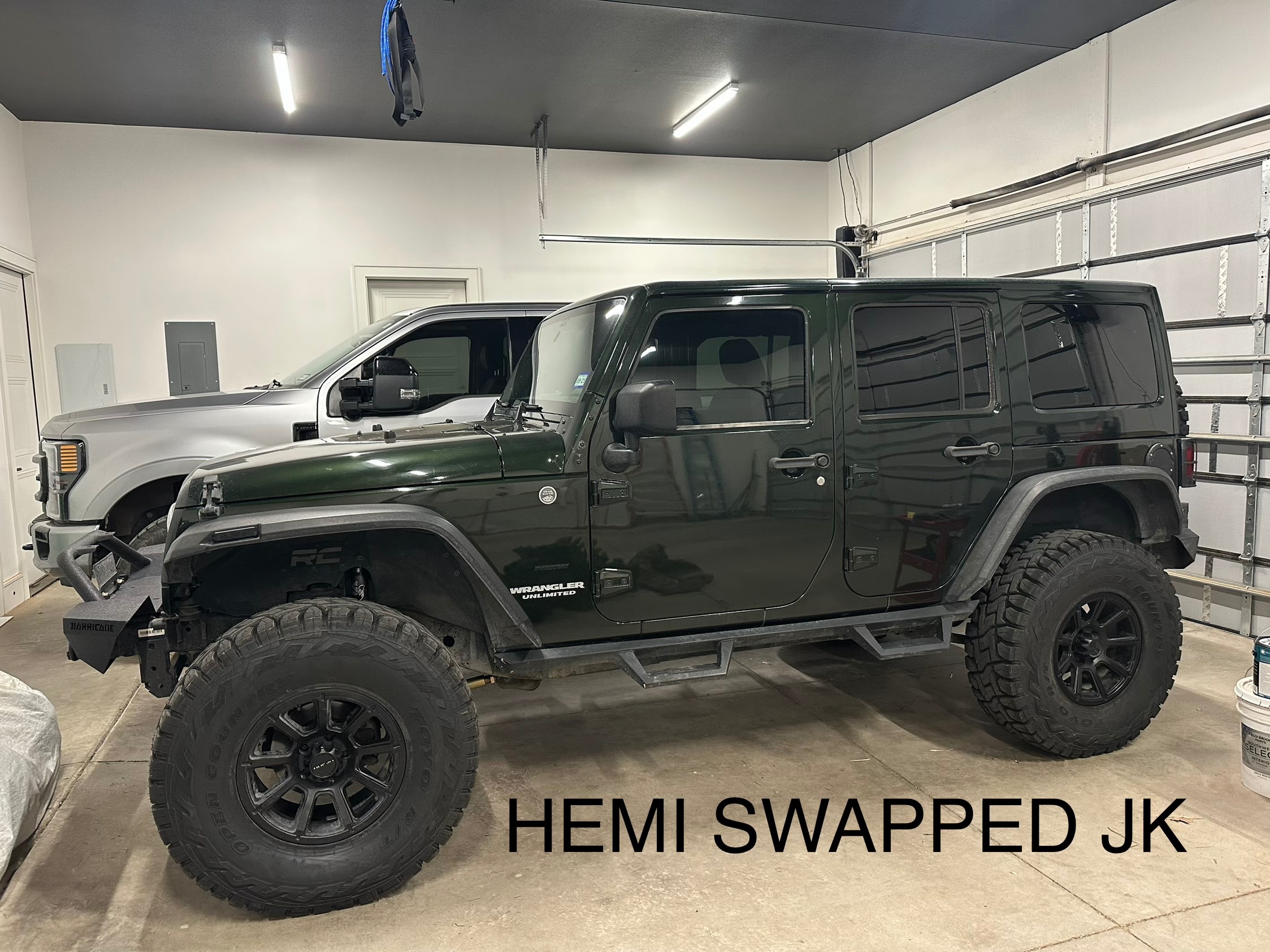 Used 2011 Jeep Wrangler Unlimited Sahara w/ Connectivity Group AWD/4WD image 1