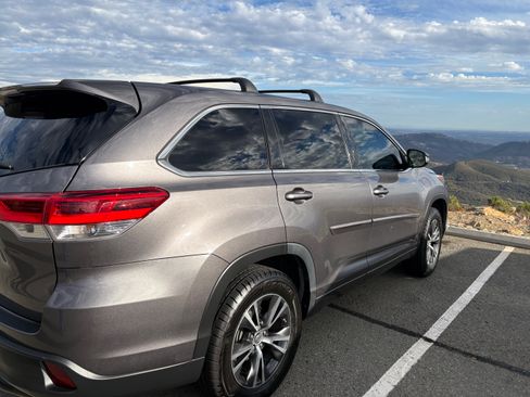 Used 2017 Toyota Highlander LE w/ Carpet Mat Package FWD image 4