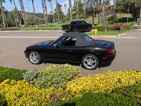 Used 2005 MAZDA MX-5 Miata w/ Convenience Pkg image 2