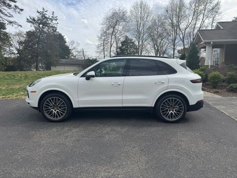 Used 2023 Porsche Cayenne S Platinum AWD/4WD image 1