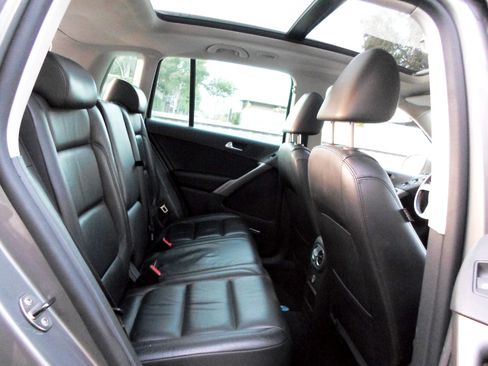 Used 2010 Volkswagen Tiguan SEL FWD image 16