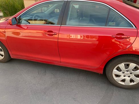 Used 2011 Toyota Camry LE image 1