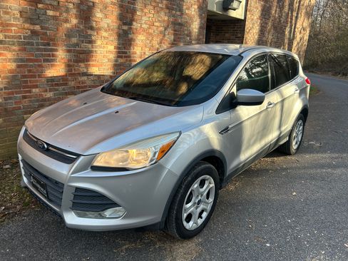 Used 2015 Ford Escape SE image 2