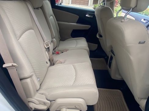 Used 2017 Dodge Journey SE FWD image 2