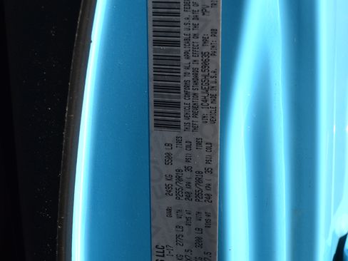 Used 2017 Jeep Wrangler Unlimited Sahara w/ Connectivity Group image 16