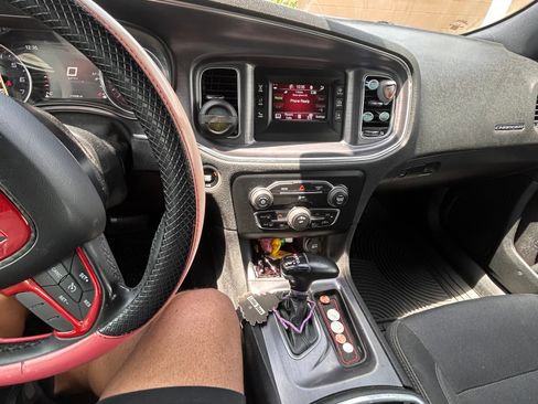 Used 2017 Dodge Charger SE RWD image 1