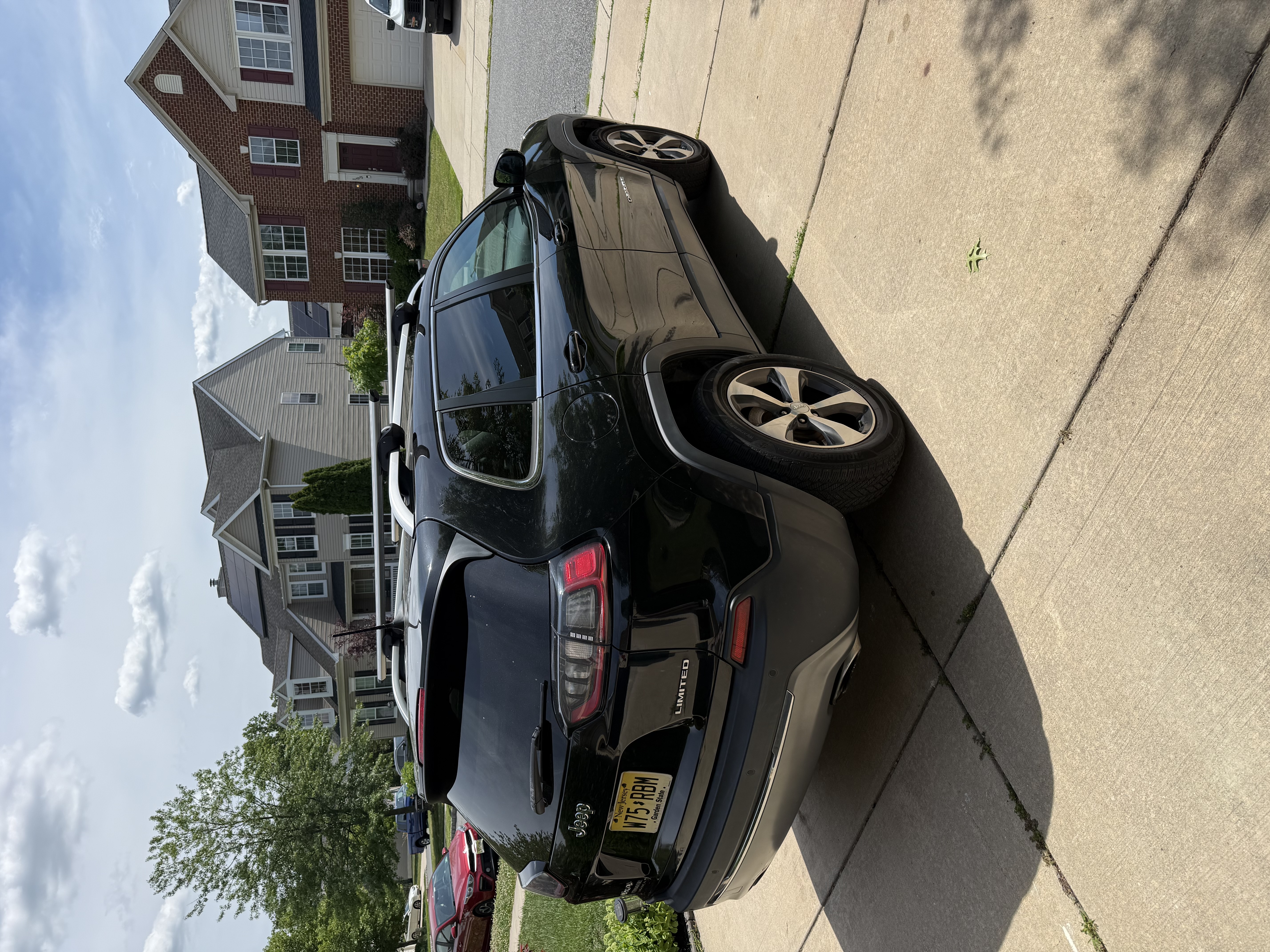Used 2019 Jeep Cherokee Limited AWD/4WD image 2
