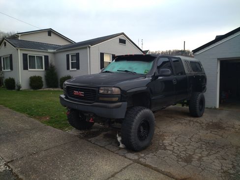 Used 1999 GMC Sierra 1500 SLE w/ Off-Road Chassis Pkg image 2