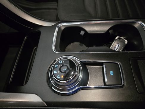 Used 2018 Ford Fusion SE w/ Fusion SE Technology Package FWD image 5