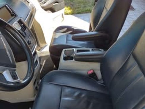 Used 2014 Chrysler Town & Country Touring image 10