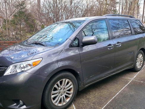 Used 2011 Toyota Sienna XLE w/ XLE Navigation Pkg image 2