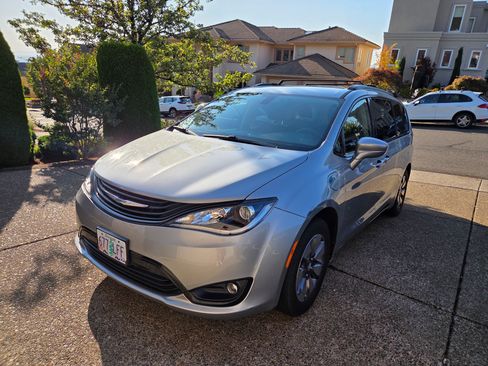 Used 2018 Chrysler Pacifica Touring-L image 12