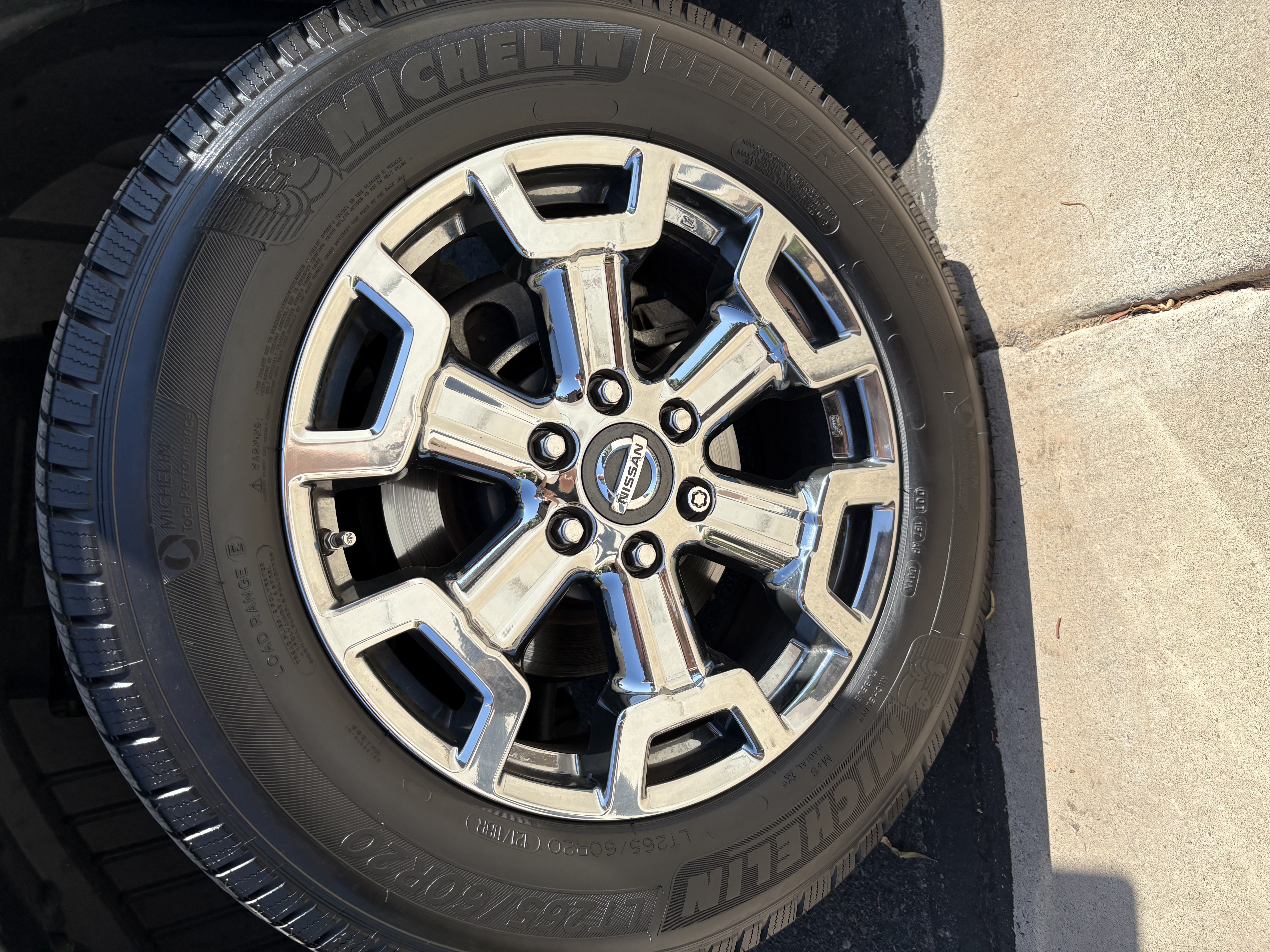 Used 2017 Nissan Titan SV RWD image 5