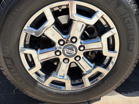Used 2017 Nissan Titan SV RWD image 5
