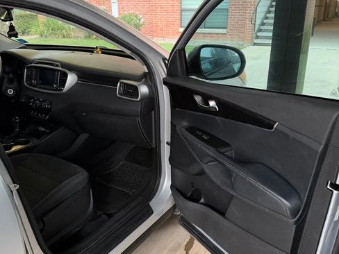 Used 2017 Kia Sorento LX w/ LX V6 Convenience Package image 8