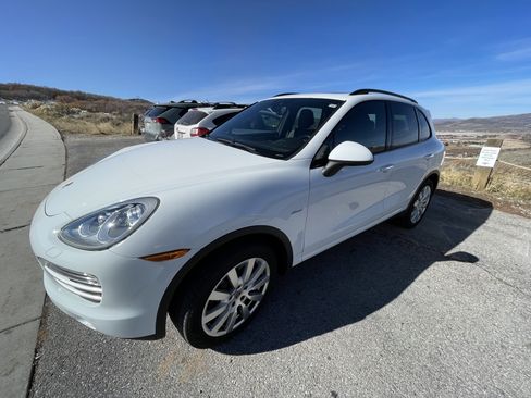Used 2014 Porsche Cayenne Diesel Platinum Edition image 4