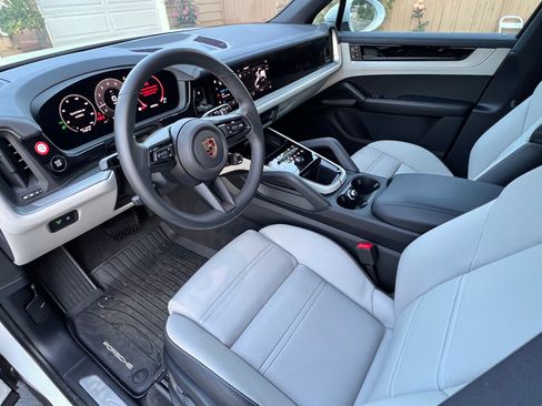 Used 2024 Porsche Cayenne Sport Utility 4D image 6