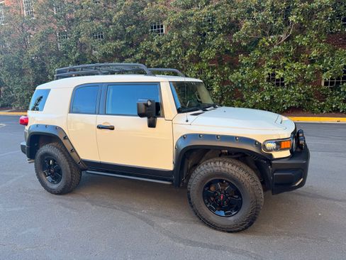 Used 2011 Toyota FJ Cruiser Sport Utility 2D image 6