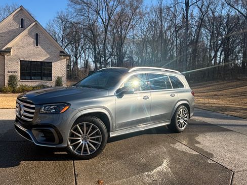 Used 2025 Mercedes-Benz GLS 450 4MATIC image 2