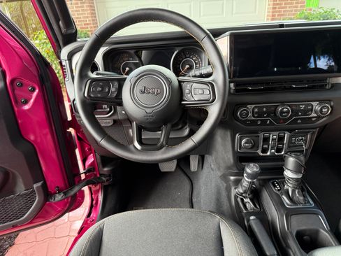 Used 2024 Jeep Wrangler Unlimited Sport image 13