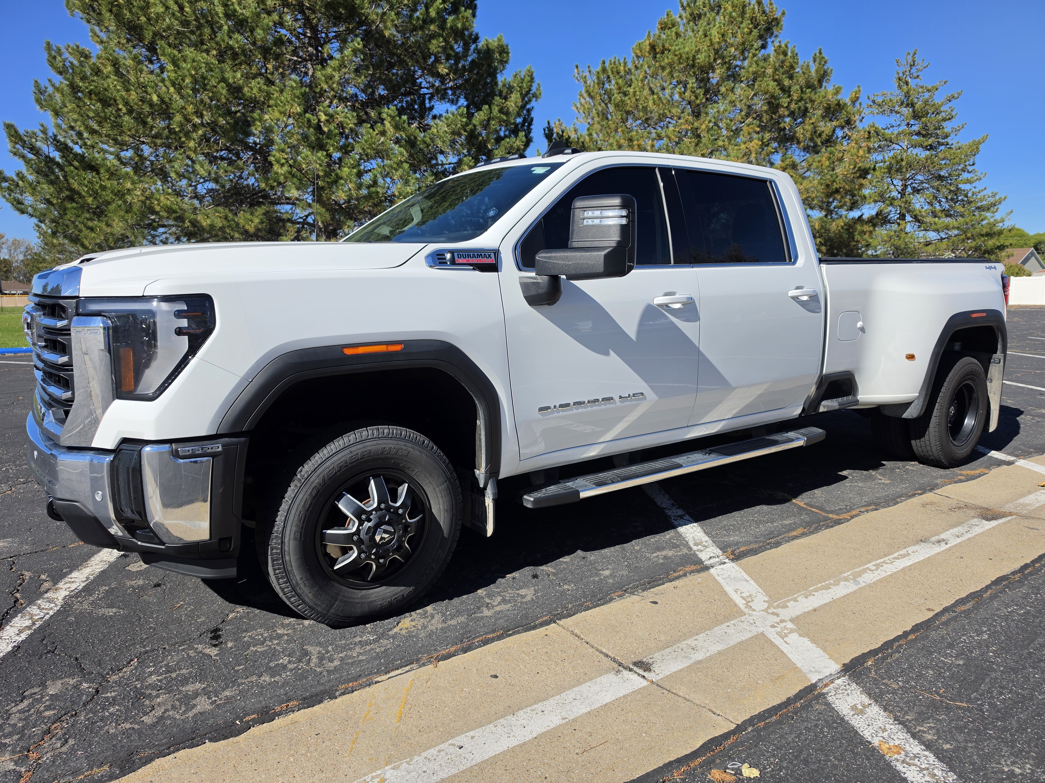 Used 2025 GMC Sierra 3500 SLE AWD/4WD image 1
