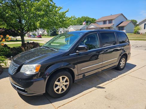 Used 2012 Chrysler Town & Country Touring w/ Entertainment Group #1 FWD image 2