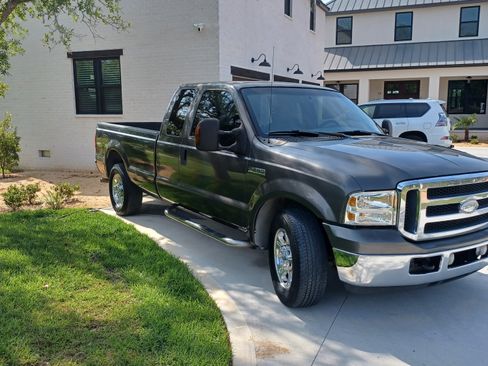 Used 2006 Ford F250 Lariat image 1