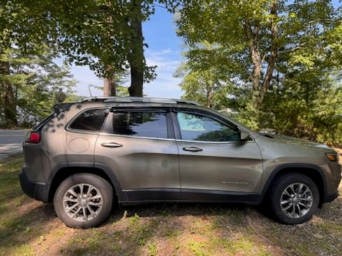 Used 2019 Jeep Cherokee Latitude Plus w/ Cold Weather Group AWD/4WD image 6