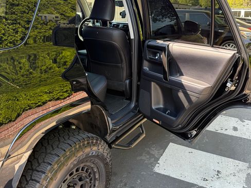 Used 2018 Toyota 4Runner TRD Off-Road Premium AWD/4WD image 18