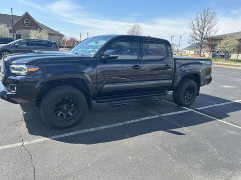 Used 2020 Toyota Tacoma TRD Sport w/ TRD Premium Sport Package image 9
