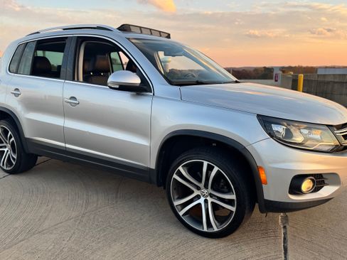 Used 2017 Volkswagen Tiguan SEL image 2