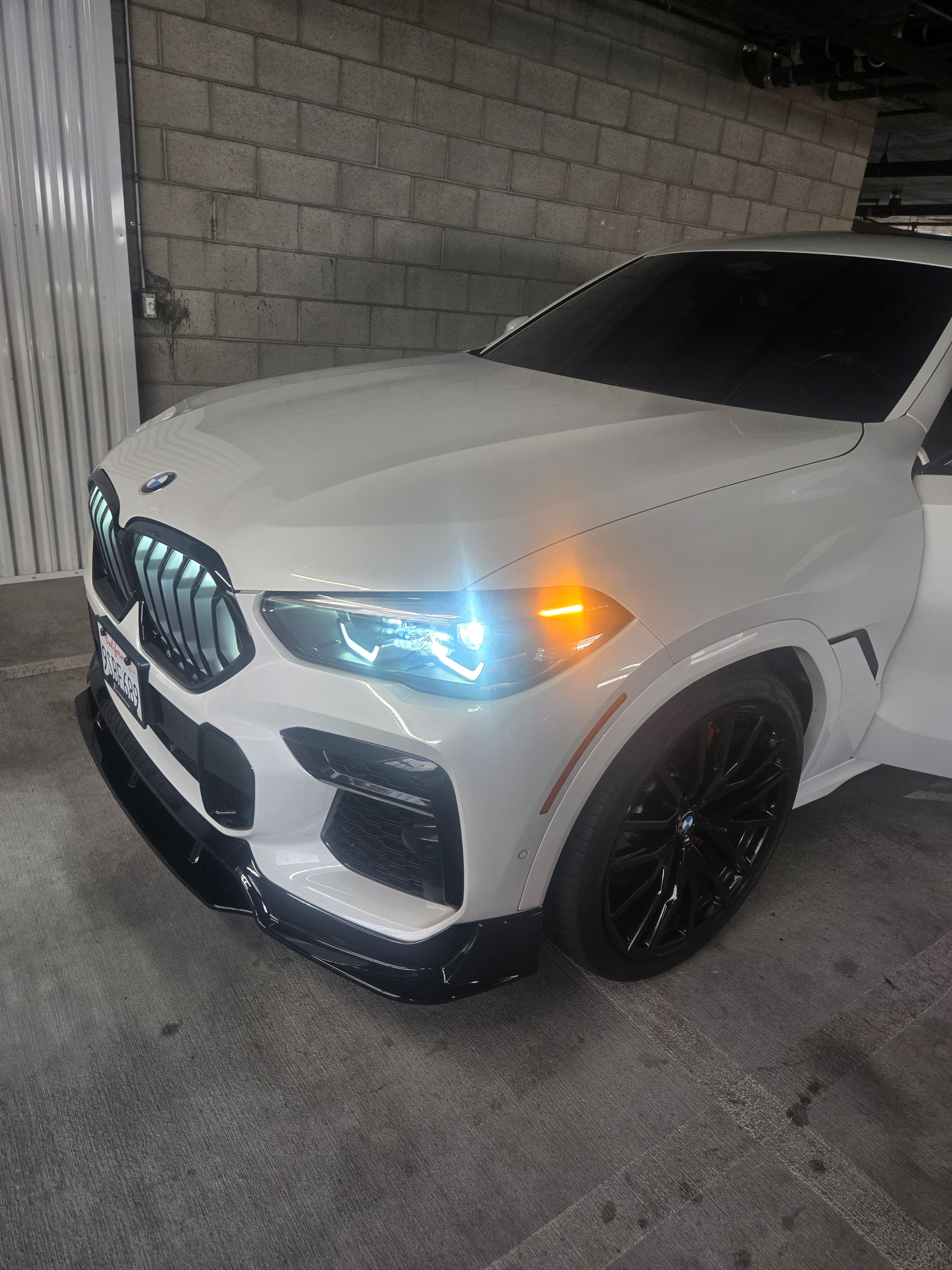 Used 2022 BMW X6 M50i AWD/4WD image 2