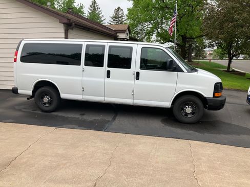 Used 2008 Chevrolet Express 3500 Extended RWD image 2